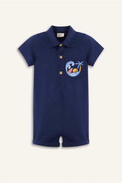 بذلة بأكمام قصيرة وياقة بولو مطبوعة بنخلة