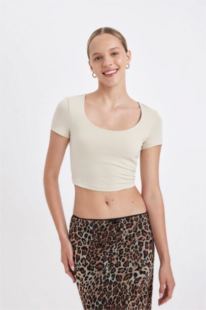 تيشيرت نص كم سليم فيت برقبة U