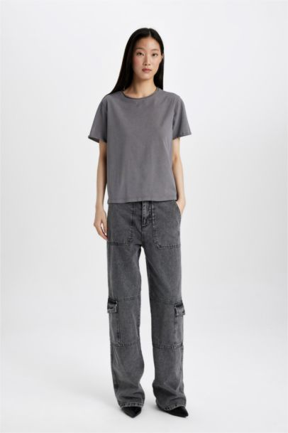 تيشيرت نص كم برقبة مستديرة وقصة عادية