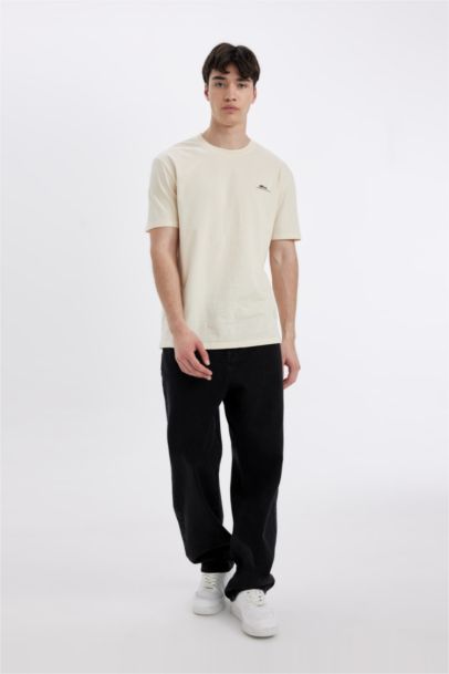 تيشيرت بطبعة من الخلف قصة عادية بياخة مستديرة