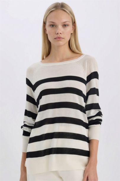 Pull tricot rayé à col bateau et coupe régulière