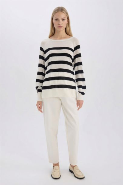 Pull tricot rayé à col bateau et coupe régulière