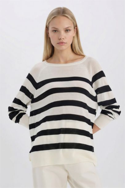 Pull tricot rayé à col bateau et coupe régulière