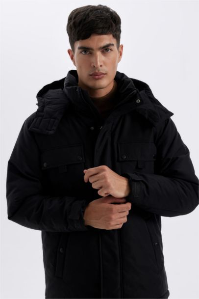 Su İtici Regular Fit Çıkarılabilir Kapüşonlu Fermuarlı Cepli Çıtçıt Detaylı Mont
