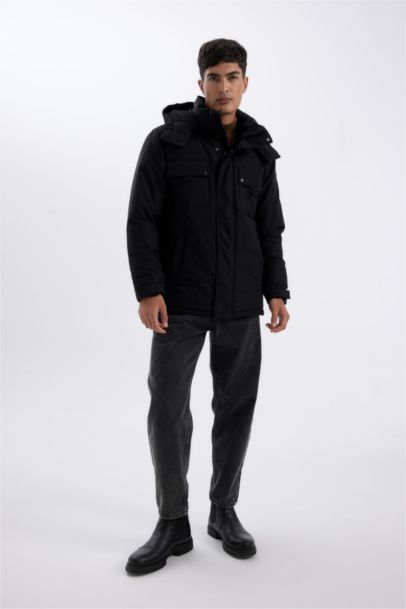 Su İtici Regular Fit Çıkarılabilir Kapüşonlu Fermuarlı Cepli Çıtçıt Detaylı Mont