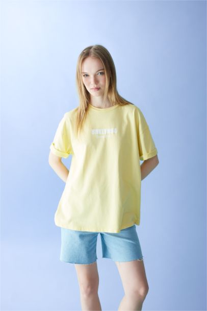 تيشيرت واسع نص كم بطبعة من الخلف