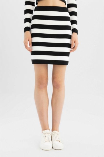 تنورة مخططة تريكو سليم فيت