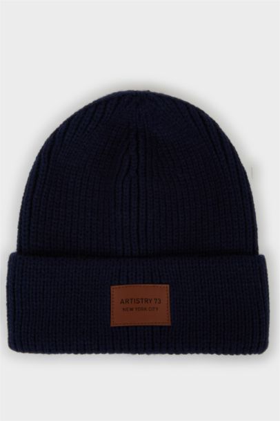 Мужская шапка с тканевой этикеткой