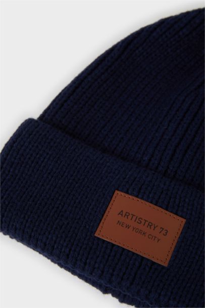 Мужская шапка с тканевой этикеткой