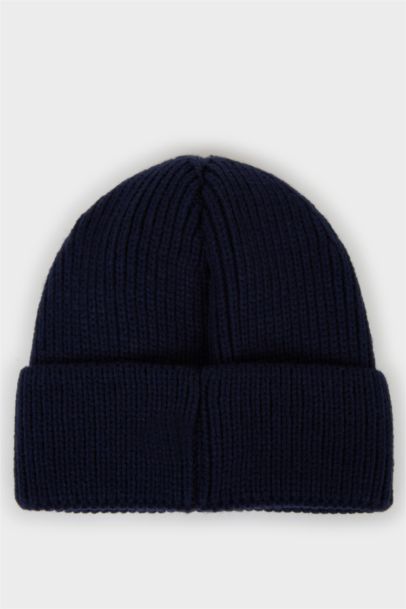 Мужская шапка с тканевой этикеткой