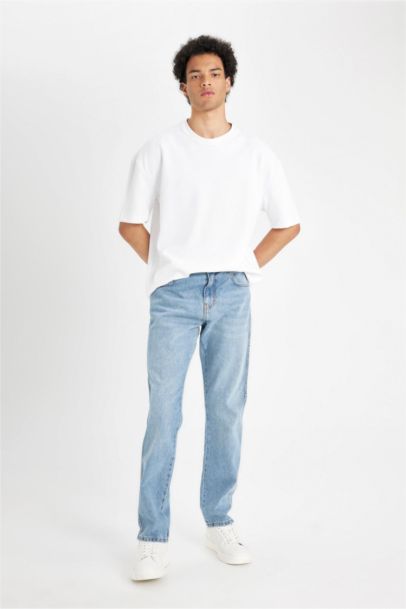 Джинсы Straight Fit прямого кроя со средней талией