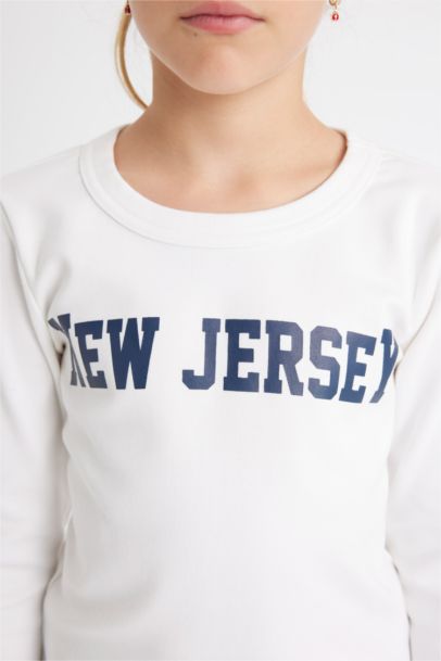 تيشيرت بناتي للمدرسه كم طويل مضلع بطبعة شعار قصة عادية