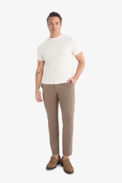 Брюки Tailored Fit с прямыми штанинами, которые тянутся в любом направлении