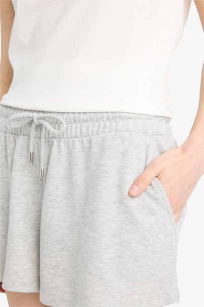 شورت برمودا سادة بيزك قصة عادية وخصر عادي