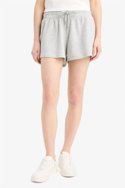 شورت برمودا سادة بيزك قصة عادية وخصر عادي