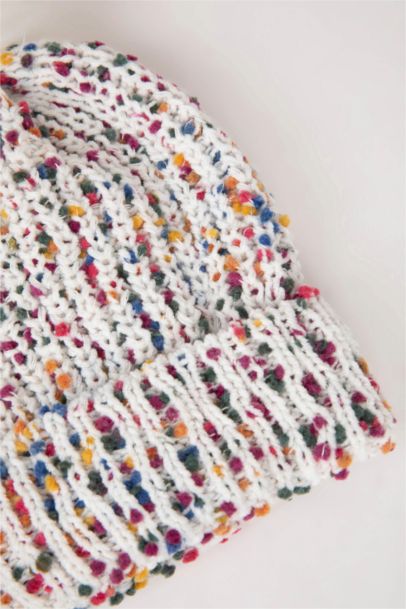 Ponponlu Bere Kız Çocuk