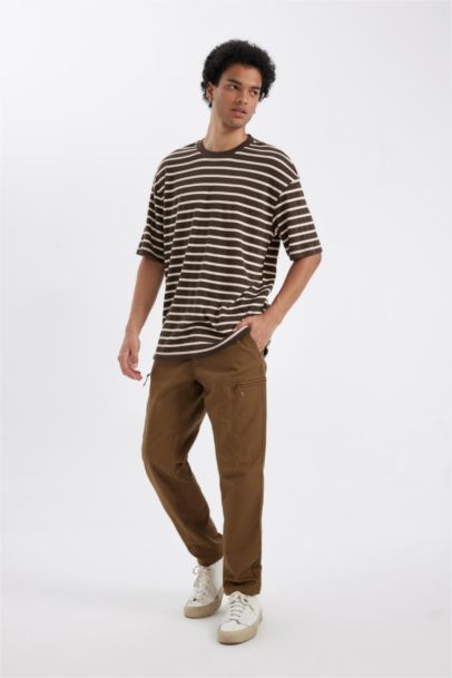 Брюки стандартного кроя с карманами карго