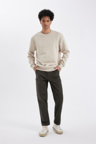 Брюки стандартного кроя с карманами карго