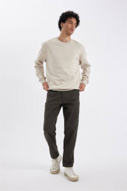 Брюки стандартного кроя с карманами карго