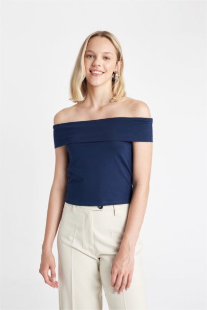 تيشيرت نص كم سليم فيت بكتف مفتوح