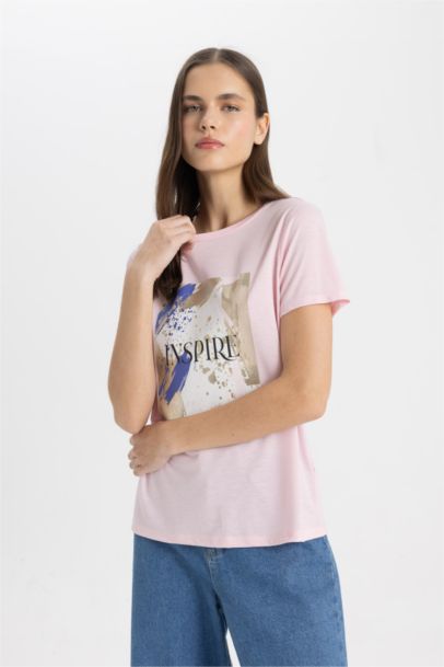 تي شيرت نص كم مطبوع بياقة مستديرة وقصة عادية