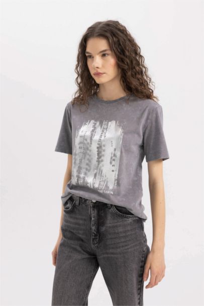 تيشيرت نص كم مطبوع برقبة مستديرة وقصة عادية