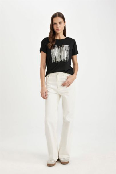 تيشيرت نص كم برقبة مستديرة وقصة عادية