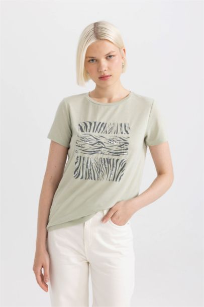 تيشيرت نص كم مطبوع برقبة مستديرة وقصة عادية