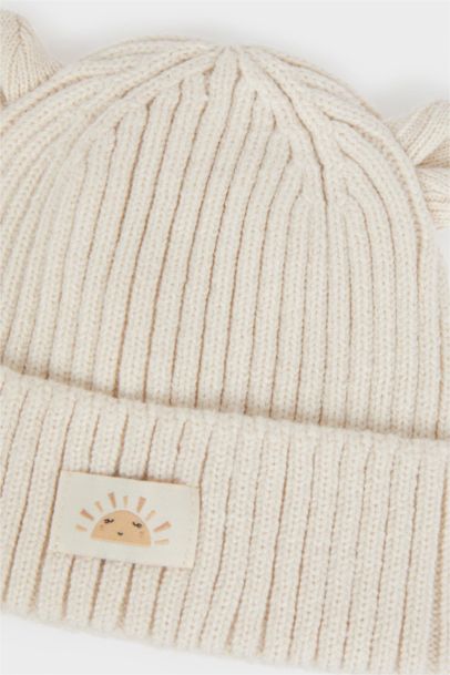 Вязаная шапка для девочки с нашивкой и ушками