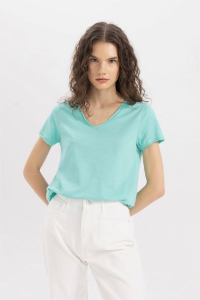 تيشيرت نص كم برقبة V وقصة عادية