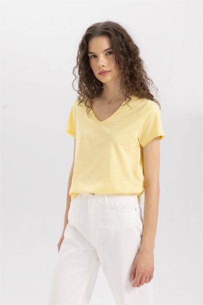 تيشيرت نص كم برقبة V وقصة عادية