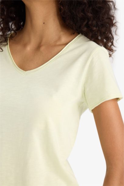 تيشيرت نص كم عادي برقبة V