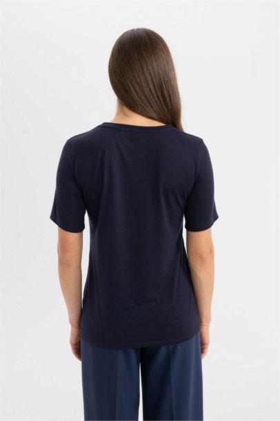 تي شيرت نص كم قصة عادية بياقة مستديرة