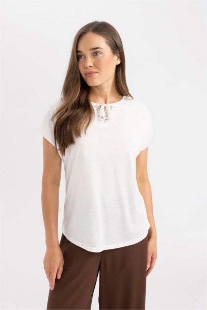 تيشيرت نص كم ورقبة مستديرة