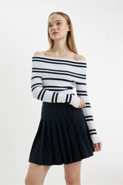 Slim Fit Dar Kesim Çizgili Açık Omuz Triko Kazak