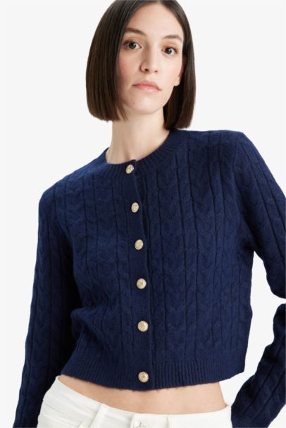 Pull cardigan en maille torsadée avec boutons à col rond