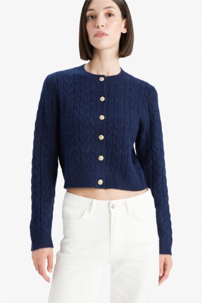 Pull cardigan en maille torsadée avec boutons à col rond