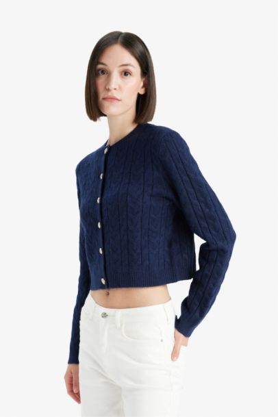 Pull cardigan en maille torsadée avec boutons à col rond