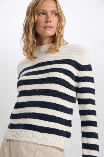 Свитер стандартного кроя с круглым вырезом в полоску