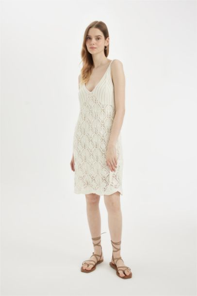 Robe mi-longue Blanche à Bretelles en Crochet à Col en V