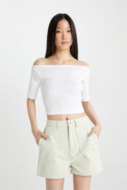 تيشيرت نص كم مضلع سليم فيت بكتف مفتوح