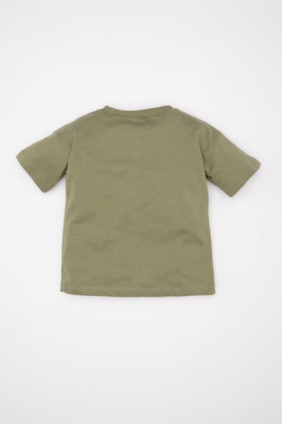 تيشيرت ولادي نص كم بطبعة شعار قصة عادية