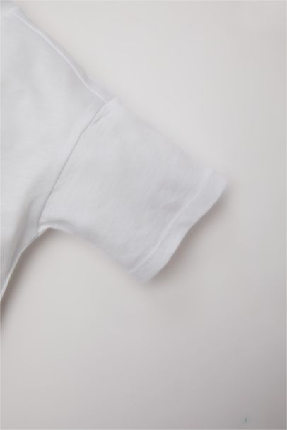 تيشيرت ولادي بطبعة شعار قصة عادية