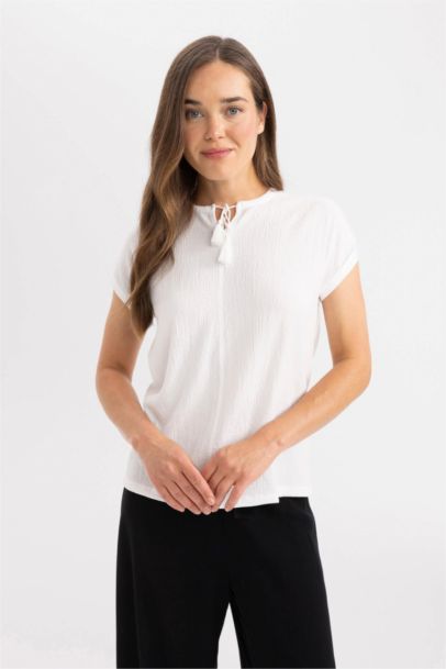 تيشيرت نص كم برقبة مستديرة وقصة عادية