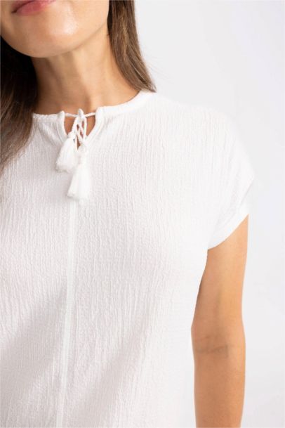 تيشيرت نص كم برقبة مستديرة وقصة عادية