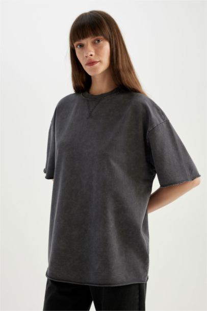 تيشيرت نص كم قماش رقيق قصة مريحة بتأثير باهت