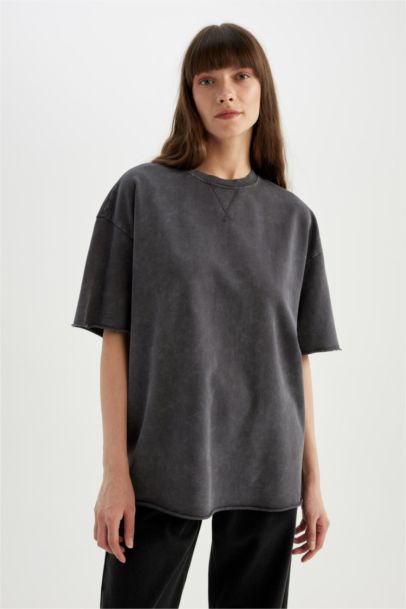 تيشيرت نص كم قماش رقيق قصة مريحة بتأثير باهت