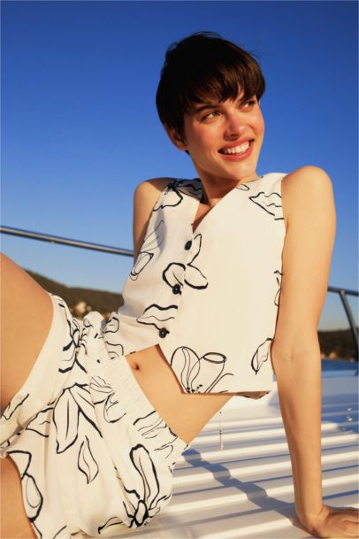 Шорты с нормальной посадкой и эластичным поясом из льняной смеси с узором