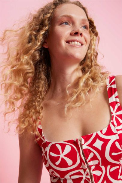 بلوزة بدون ردن مطبوع بياخة مربعة ممزوج بالكتان