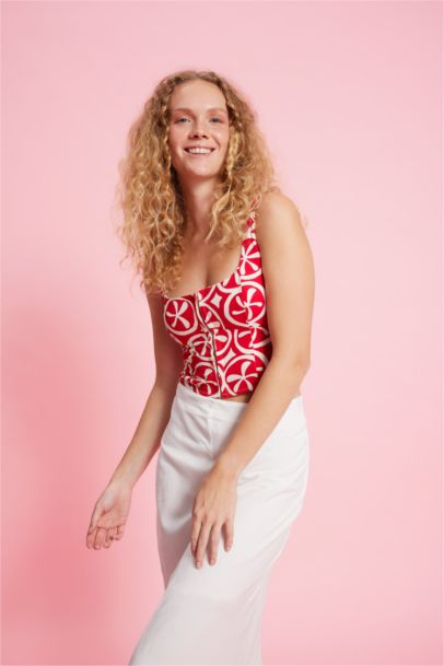 بلوزة بدون ردن مطبوع بياخة مربعة ممزوج بالكتان